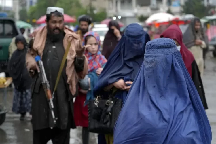 March 8 – Amnesty International: Many Women in Afghanistan Forced to Abandon Their Identity